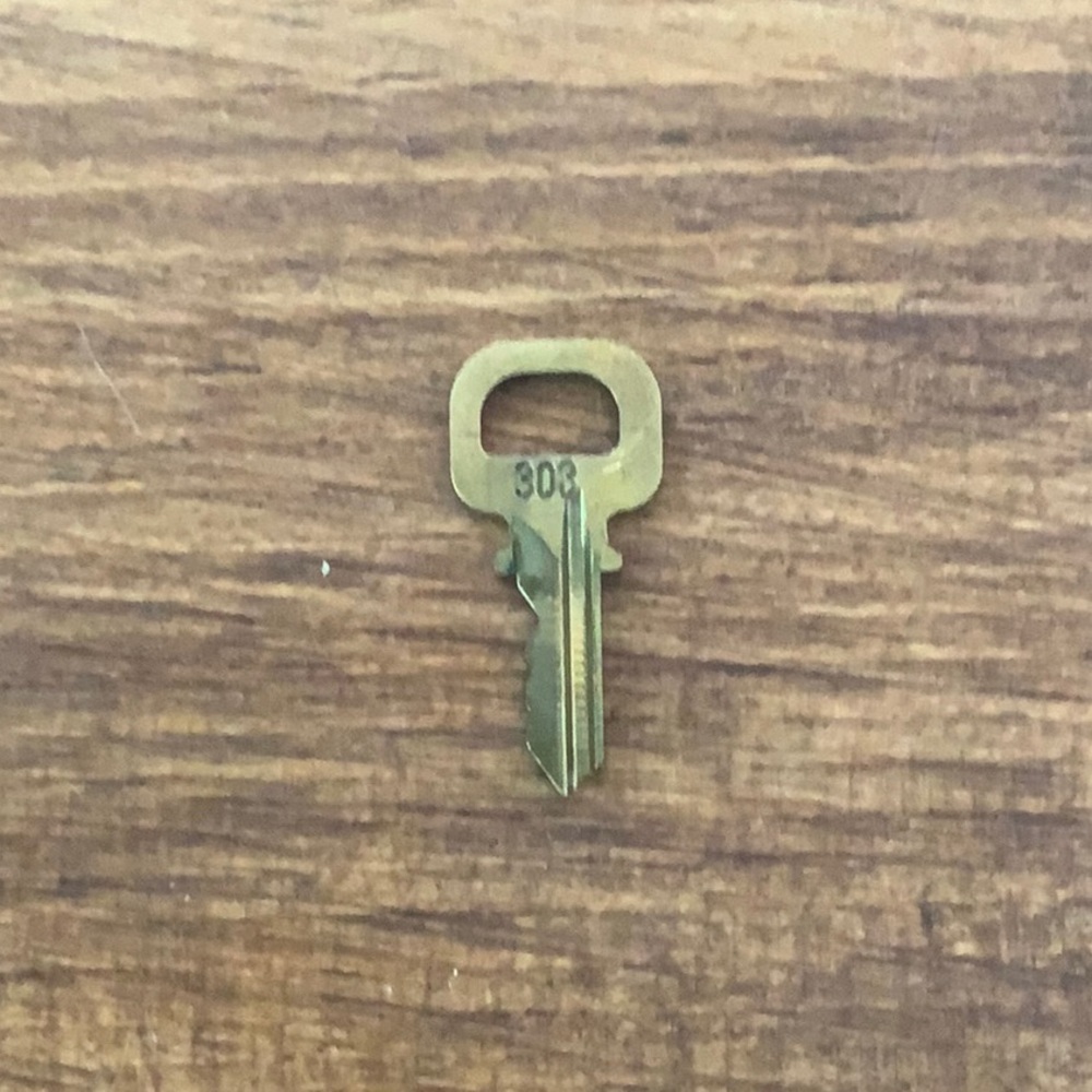 Louis Vuitton Brass '308' Padlock in Goldtone with Goldtone Key [a] - Picture 6 of 6